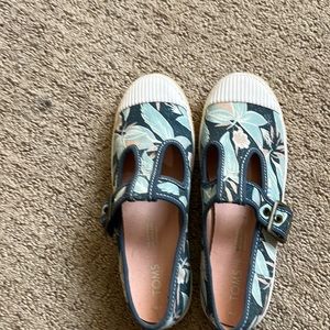 TOMS size 5